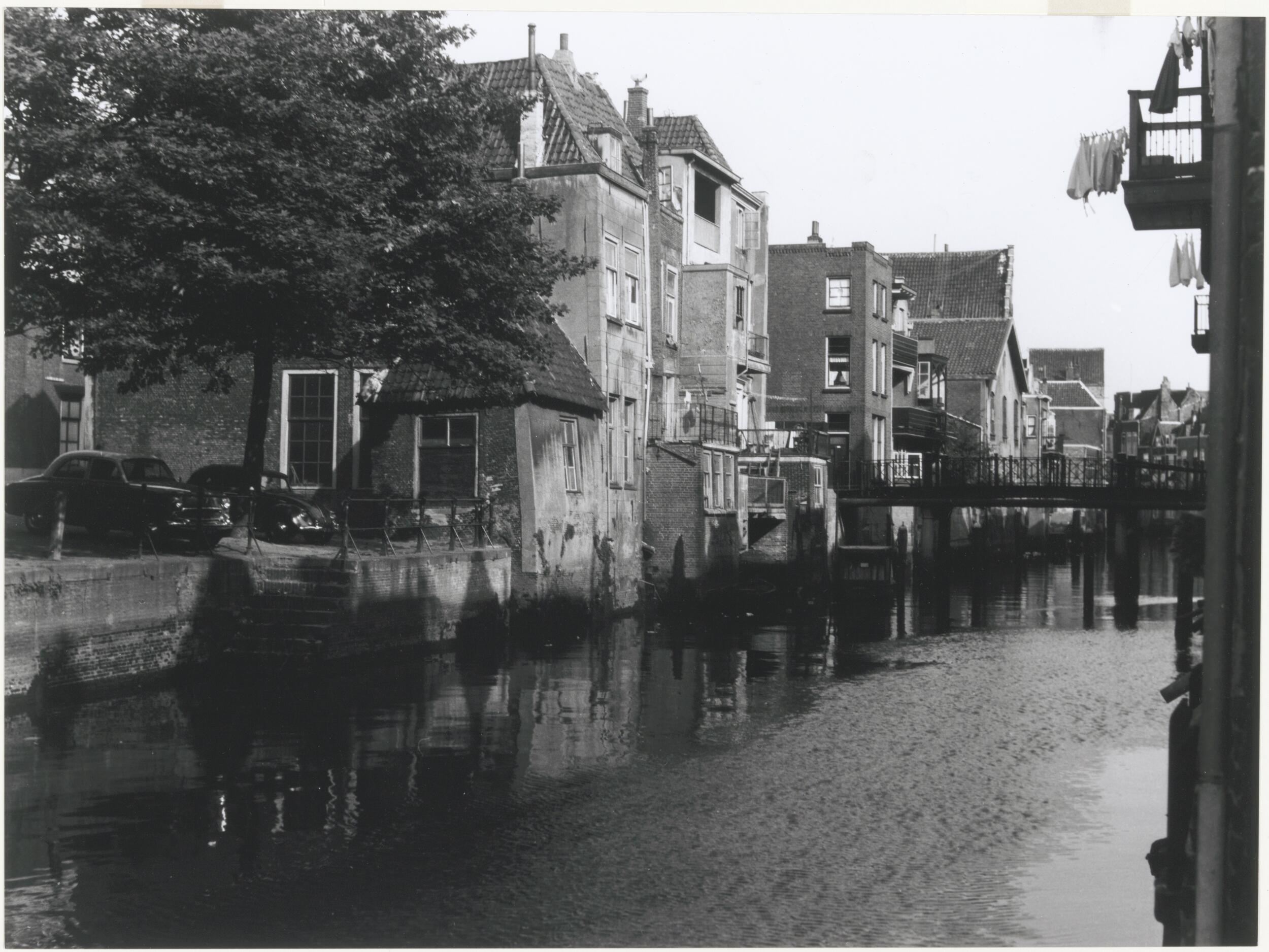 Doorgaans is de Pelserbrug vanaf de andere kant in de Voorstraatshaven vastgelegd, zodat de toren van de Grote Kerk in beeld komt. De plek is nauwelijs veranderd. Foto Beeldbank ca. 1960